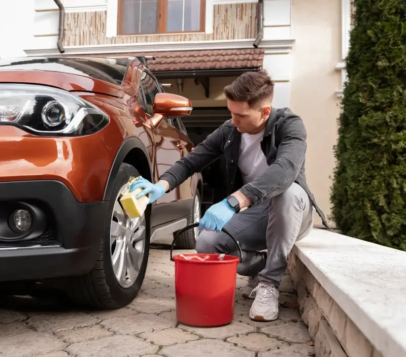 Lavage auto à domicile Razengues : professionnel intervenant sur un véhicule
